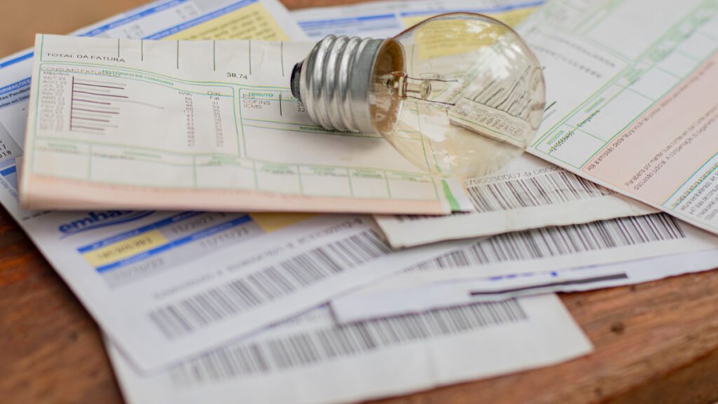 conta de luz e uma lâmpada